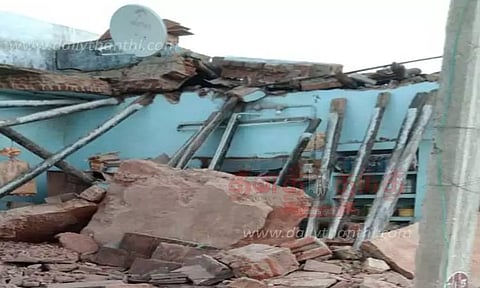 கியாஸ் சிலிண்டர் வெடித்து வீடு தரைமட்டம்; வாலிபர் படுகாயம்