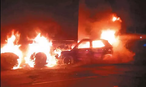 பூந்தமல்லியில் கன்டெய்னர் லாரியில் மோதி கார் தீப்பிடித்தது