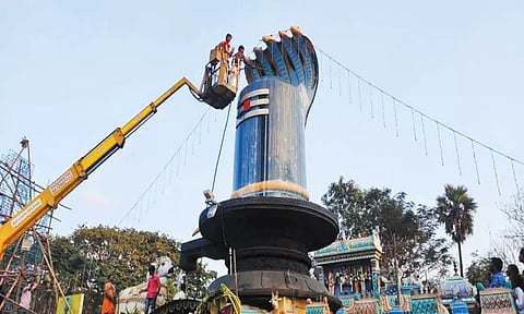 மகாசிவராத்திரியை முன்னிட்டு 41 அடி உயர ராஜலிங்கத்துக்கு பாலாபிஷேகம்