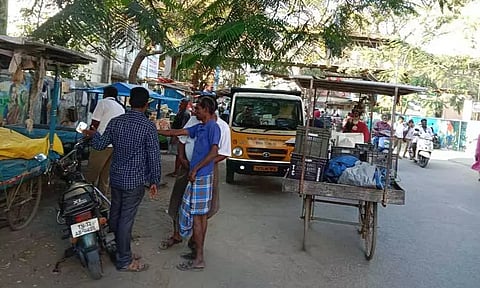 விழுப்புரத்தில் சாலையோர நடைபாதை கடைகள் அகற்றம் நகராட்சி அதிகாரிகள் நடவடிக்கை