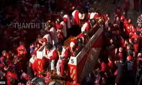 இத்தாலியில் ஆரஞ்சு பழத்தை கொண்டு ஒருவரையொருவர் தாக்கி கொண்ட மக்கள்...