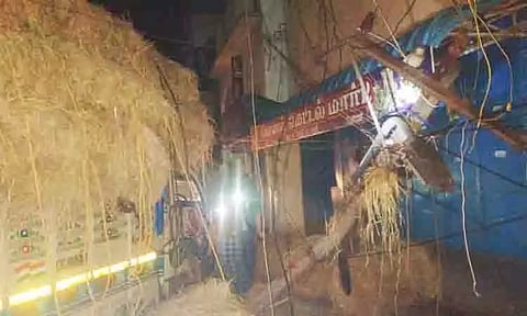 மின்கம்பத்தின் மீது வைக்கோல் ஏற்றிய சரக்கு ஆட்டோ மோதல்