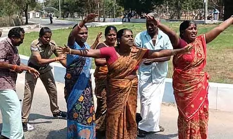 கலெக்டர் அலுவலகத்தில் குடும்பத்துடன் விவசாயி தீக்குளிக்க முயற்சி