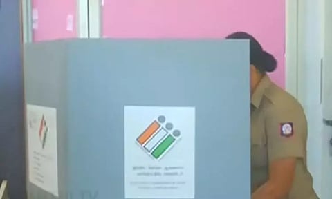 ஈரோடு கிழக்கு இடைத்தேர்தல் - போலீசார் தபால் வாக்குப்பதிவு