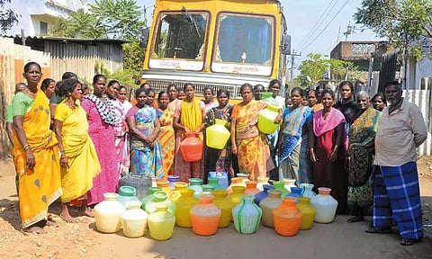 பாதுகாக்கப்பட்ட குடிநீர் கேட்டு தண்ணீர் லாரியை சிறை பிடித்து காலி குடங்களுடன் பெண்கள் போராட்டம்
