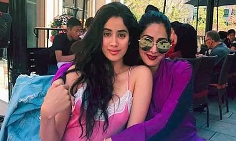 "இன்னும் உங்களை தேடிக்கொண்டிருக்கிறேன்" - ஸ்ரீதேவி மகள் ஜான்வி கபூர் உருக்கமான பதிவு