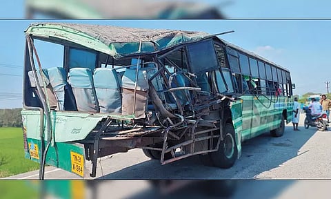 திருத்தணி அருகே பஸ் மீது லாரி மோதல் - 2 பேர் படுகாயம்