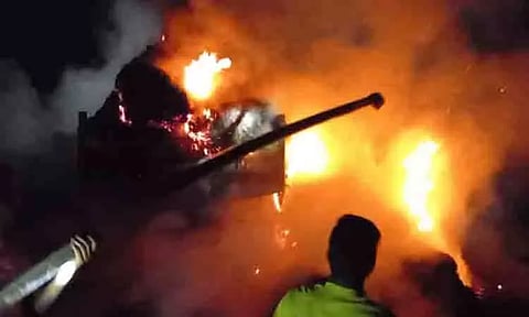 மின்கம்பி உரசியதில் டிராக்டரில் ஏற்றி வந்த வைக்கோல் எரிந்து சாம்பல்