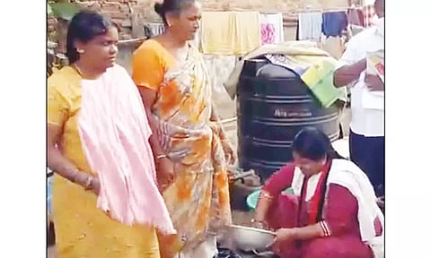 ஈரோடு கிழக்கு தொகுதியில்: தி.மு.க-அ.தி.மு.க.வினர் நூதன பிரசாரம்