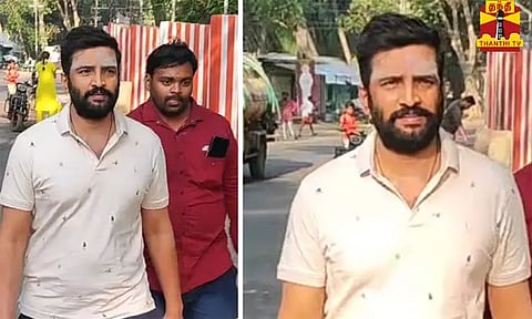 பழனி முருகன் கோவிலில் நடிகர் சந்தானம் கிரிவலம்