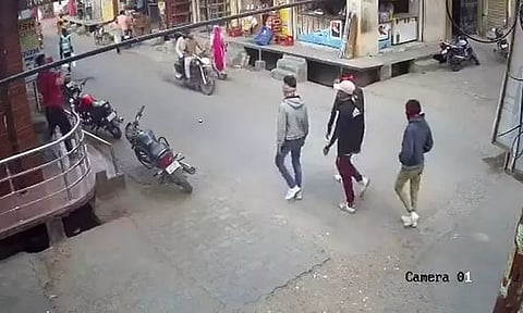 உ.பி.: நகை கடையில் துப்பாக்கியுடன் நுழைந்த கொள்ளை கும்பல்; பரபரப்பு வீடியோ