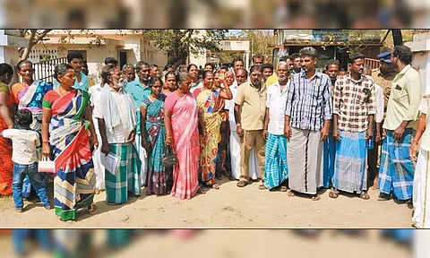 சுடுகாட்டு பாதை வேண்டி திருக்கழுக்குன்றம் தாசில்தார் அலுவலகம் முற்றுகை