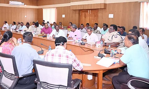 அனைத்து வளர்ச்சிப்பணிகளையும் அடுத்த மாத இறுதிக்குள் முடிக்க வேண்டும்