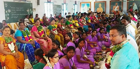 பெற்றோருக்கு பாத பூஜை செய்த மாணவிகள்