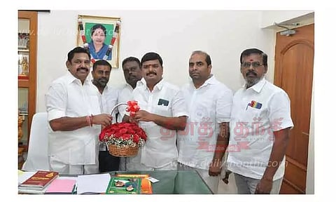ஈரோட்டை சேர்ந்தஓ.பன்னீர்செல்வம் அணி மாவட்ட செயலாளர், நிர்வாகிகள் அ.தி.மு.க.வில் இணைந்தனர்எடப்பாடி பழனிசாமியை சந்தித்து வாழ்த்து பெற்றனர்