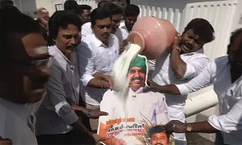 அதிமுக அலுவலகத்தில் தொண்டர்கள் பட்டாசு வெடித்தும், இனிப்பு வழங்கியும் கொண்டாட்டம்