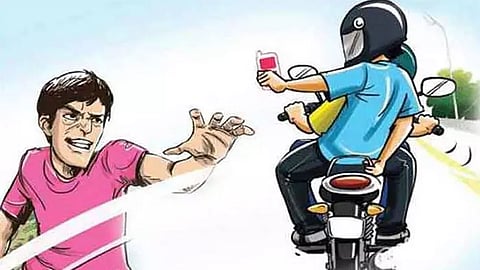 அடுத்தடுத்து இருவரிடம் நூதன முறையில் செல்போன் பறிப்பு