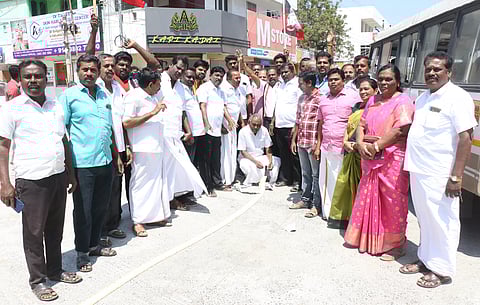 அ.தி.மு.க.வினர் பட்டாசு வெடித்து கொண்டாட்டம்