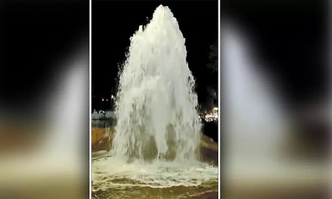 லாரி மோதியதால் குழாயில் உடைப்பு... பல அடி உயரத்துக்கு நீரூற்றுபோல் வெளியேறிய தண்ணீர்