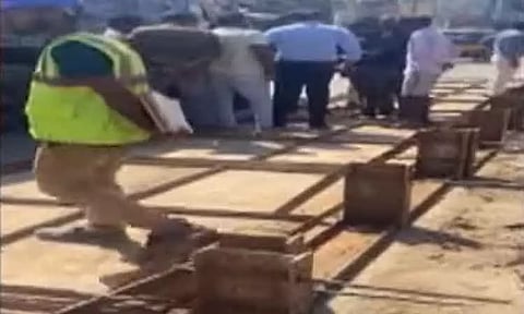 மெட்ரோ ரெயில் பணிக்காக அமைக்கப்பட்ட இரும்பு தடுப்புகள் சாலையில் விழுந்ததால் பரபரப்பு - ஒருவர் காயம்