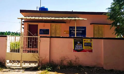 பூட்டிக்கிடக்கும் நில வருவாய் ஆய்வாளர் அலுவலகம்