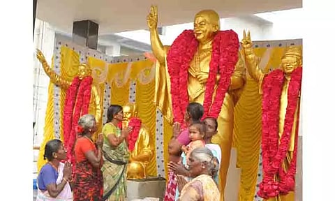 ஜெயலலிதா சிலைக்கு அ.தி.மு.க.வினர் மாலை அணிவித்து மரியாதை