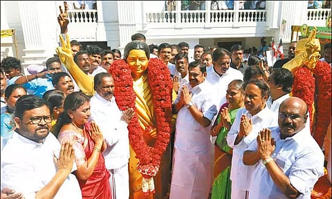 75-வது பிறந்தநாள்: ஜெயலலிதா உருவச்சிலைக்கு எடப்பாடி பழனிசாமி மரியாதை