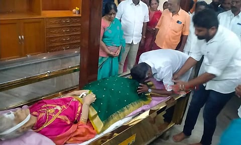 தாயார் மறைவு: காலில் விழுந்து அழுத ஓ.பன்னீர் செல்வம்...!