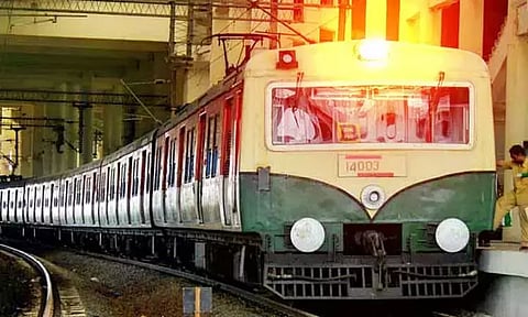 4 வயது மகனுடன் மின்சார ரெயில் முன் பாய்ந்து தற்கொலைக்கு முயன்ற அரசு பெண் அதிகாரி