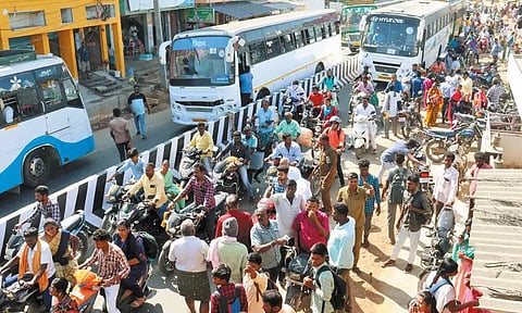 திருத்தணியில் கல்லூரி பஸ் மீது மற்றொரு பஸ் மோதி விபத்து - மாணவிகள் உள்பட 25-க்கும் மேற்பட்டோர் படுகாயம்