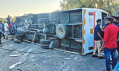 ஒரகடம் அருகே பஸ் கவிழ்ந்து விபத்து; 27 பேர் காயம்