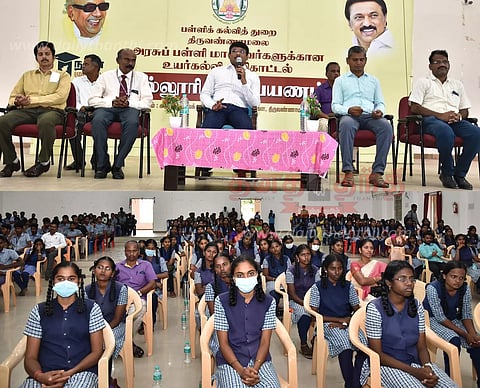 சமுதாயத்தில் சிறந்த வல்லுனர்களாகவும், முதன்மை அலுவலர்களாகவும் வர வேண்டும்