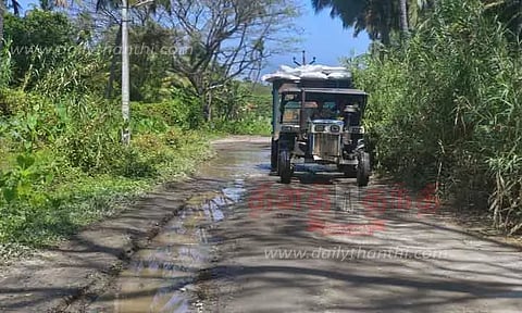 குண்டும், குழியுமான சாலை சீரமைக்கப்படுமா?