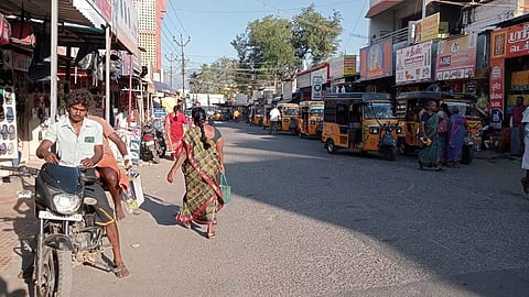 கம்பம் பஸ் நிலைய பகுதியில்சாலையோரம் நிறுத்தப்படும் ஆட்டோக்களால் விபத்து அபாயம்