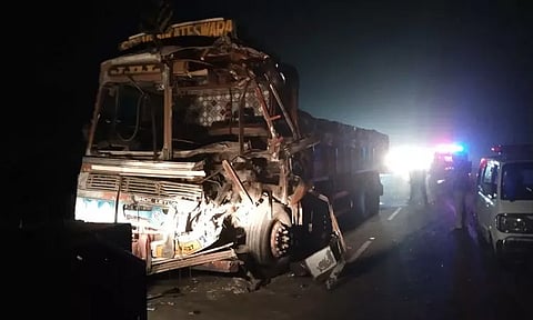 அரசு பஸ்-லாரி மோதல் டிரைவர்கள் உள்பட 8 பேர் படுகாயம்