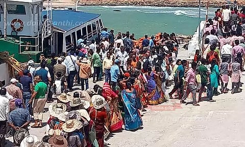 கன்னியாகுமரியில் குவிந்த சுற்றுலா பயணிகள்