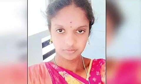 கல்லூரியின் 3வது மாடியில் இருந்து குதித்து மாணவி தற்கொலை... உறவினர்கள் மறியல்..!