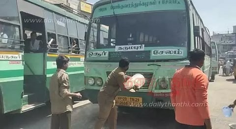 பாலக்கோடு பஸ் நிலையத்தில்அரசு பஸ் என்ஜினில் திடீரென தீப்பிடித்தது