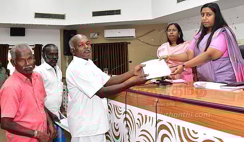 3 பயனாளிகளுக்கு இலவச வீட்டுமனை பட்டா