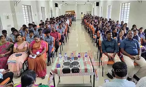 அரசு பள்ளி மாணவர்கள் கல்லூரிக்கு களப்பயணம்