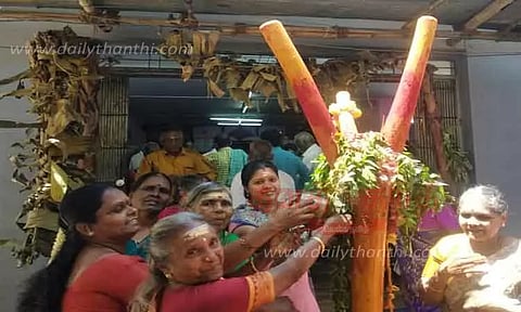 பவானி செல்லியாண்டி அம்மன் கோவில் விழாவையொட்டிகம்பத்துக்கு புனித நீர் ஊற்றி பக்தர்கள் வழிபாடு