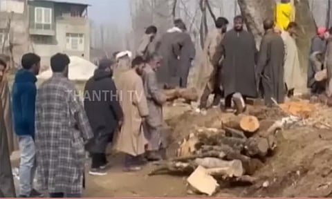 காஷ்மீரில் சுட்டுக்கொல்லப்பட்ட பண்டிட் உடலுக்கு இறுதி சடங்கு செய்த இஸ்லாமியர்கள்...!