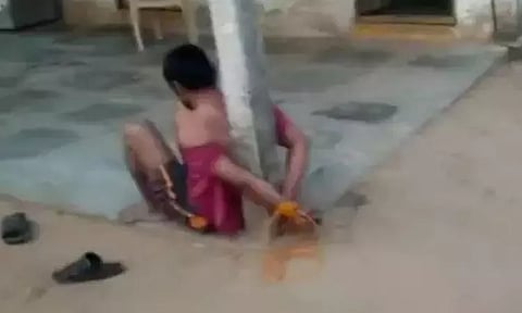 கள்ளக்காதலுக்கு இடையூறு செய்த தந்தையை அடித்து உதைத்து காதலிக்கு லைவ் காட்டிய மகன்