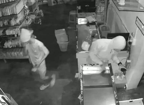 ஒரேநாளில் 6 இடங்களில் கைவரிசை:மளிகை கடைகள் பூட்டை உடைத்து ரூ.90 ஆயிரம் கொள்ளைகடலூரில் முகமூடி கொள்ளையர்கள் அட்டகாசம்