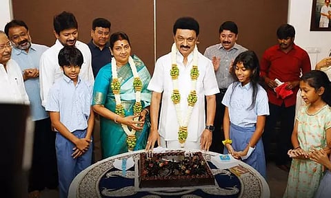 குடும்பத்தினருடன் கேக் வெட்டி பிறந்தநாள் கொண்டாடிய முதல்-அமைச்சர் மு.க.ஸ்டாலின்..!