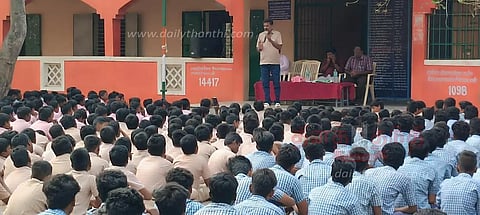 அரசு பள்ளி மாணவர்களுக்கு விழிப்புணர்வு கருத்தரங்கு