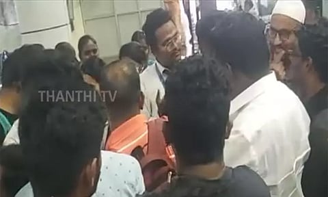 திருச்சி விமான நிலையத்தில் 12 மணி நேரமாக காத்திருந்த பயணிகள்... வாக்குவாதத்தில் ஈடுபட்டதால் பரபரப்பு