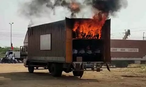 திருவள்ளூர்: பெட்ரோல் பங்க் அருகே கண்டெய்னர் லாரி தீப்பற்றி எரிந்து சேதம்