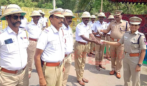 சேலத்தில் போக்குவரத்து போலீசாருக்கு மோர்