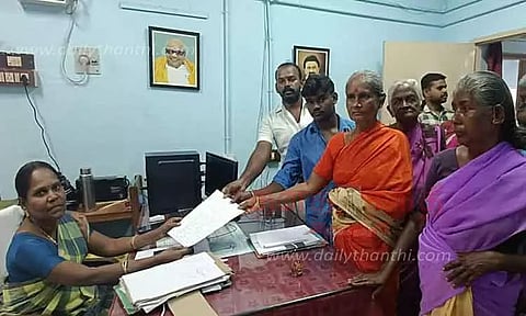 செல்போன் கோபுரம் அமைக்க எதிர்ப்பு; தாலுகா அலுவலகத்தில் திரண்ட பெண்கள்